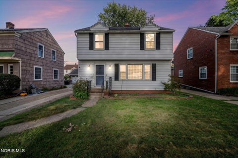 Photo of 3840 Elmhurst Road, Toledo, OH 43613 (MLS # 10013487)