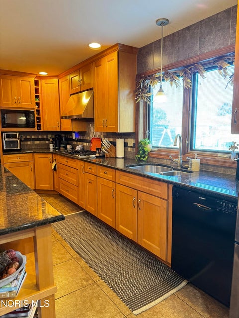 Tiny photo for 910 Cardinal Drive, Bryan, OH 43506 (MLS # 10014318)