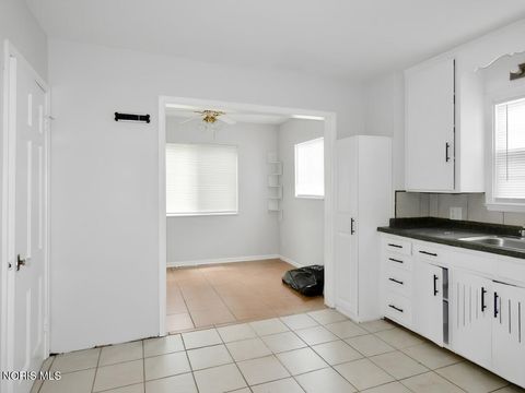 Tiny photo for 2211 W Sylvania Avenue, Toledo, OH 43613 (MLS # 10008183)