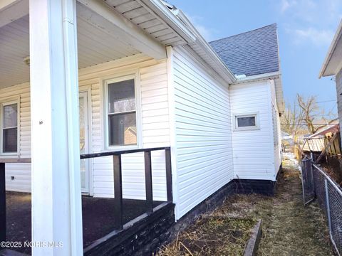 Tiny photo for 921 Berry Street, Toledo, OH 43605 (MLS # 10002351)