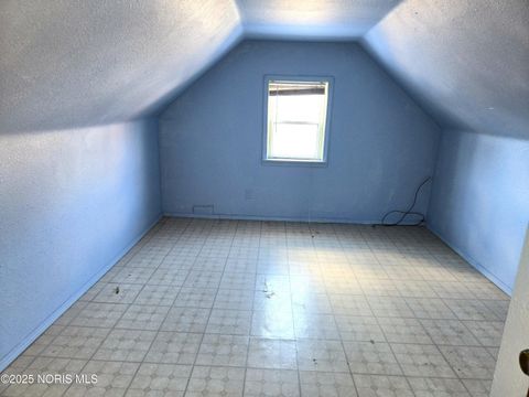 Tiny photo for 921 Berry Street, Toledo, OH 43605 (MLS # 10002351)