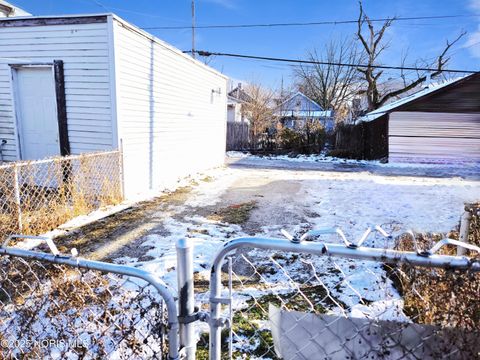 Tiny photo for 921 Berry Street, Toledo, OH 43605 (MLS # 10002351)