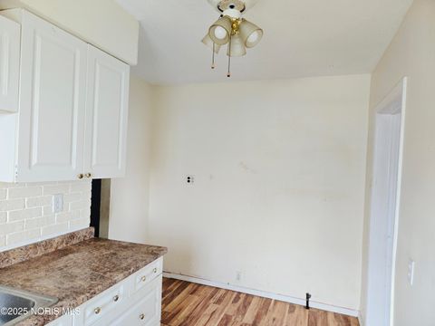 Tiny photo for 921 Berry Street, Toledo, OH 43605 (MLS # 10002351)