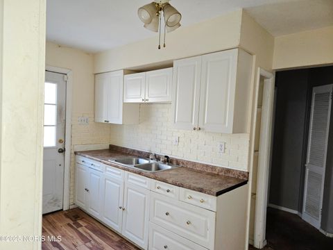 Tiny photo for 921 Berry Street, Toledo, OH 43605 (MLS # 10002351)