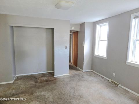 Tiny photo for 921 Berry Street, Toledo, OH 43605 (MLS # 10002351)