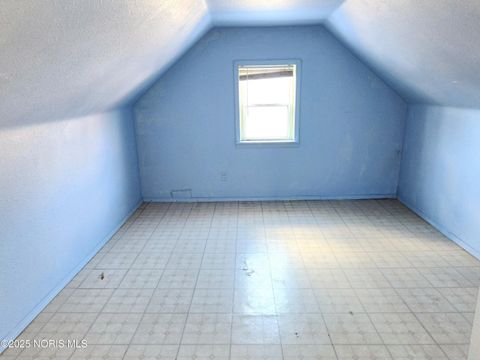 Tiny photo for 921 Berry Street, Toledo, OH 43605 (MLS # 10002351)