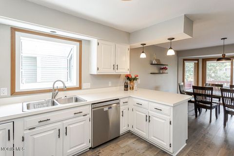 Tiny photo for 556 Thackeray Road, Maumee, OH 43537 (MLS # 10007809)
