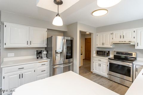 Tiny photo for 556 Thackeray Road, Maumee, OH 43537 (MLS # 10007809)