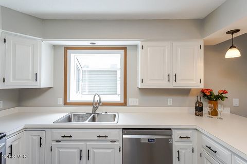 Tiny photo for 556 Thackeray Road, Maumee, OH 43537 (MLS # 10007809)