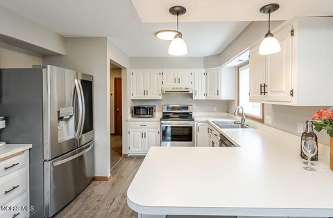 Tiny photo for 556 Thackeray Road, Maumee, OH 43537 (MLS # 10007809)