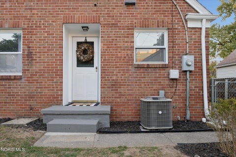 Tiny photo for 2664 Northwood Avenue, Toledo, OH 43606 (MLS # 10012582)