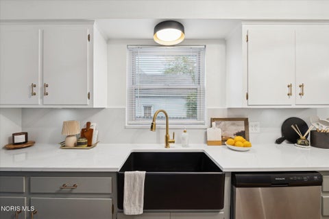 Tiny photo for 2664 Northwood Avenue, Toledo, OH 43606 (MLS # 10012582)