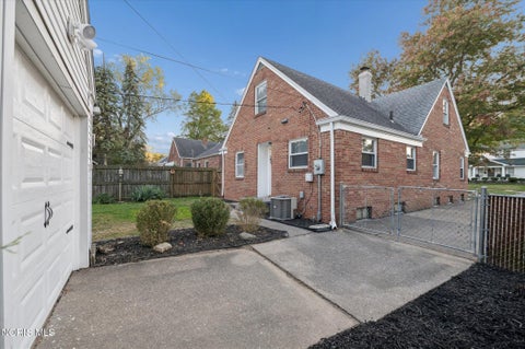 Tiny photo for 2664 Northwood Avenue, Toledo, OH 43606 (MLS # 10012582)