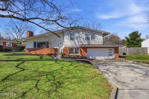 Photo of 415 Glenview Drive, Fostoria, OH 44830 (MLS # 10005762)