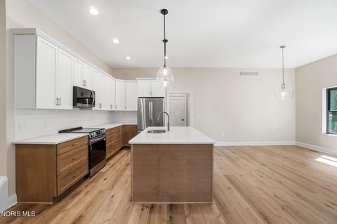 Tiny photo for 550 Monroe Court, Bowling Green, OH 43402 (MLS # 10009105)
