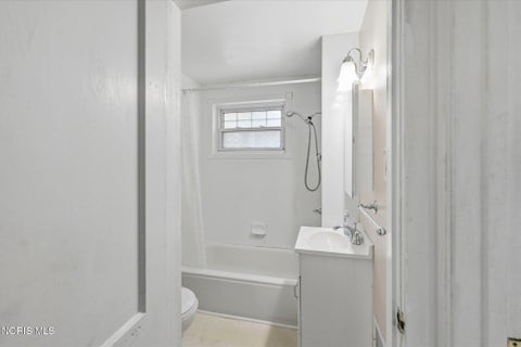 Tiny photo for 2419 Bucklew Dr DR, Toledo, OH 43613 (MLS # 10014841)