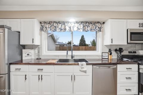 Tiny photo for 110 Mount Vernon Place, Walbridge, OH 43465 (MLS # 10006372)