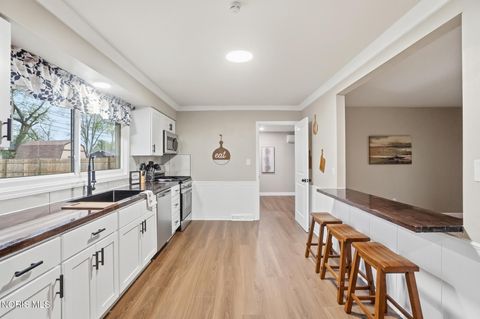 Tiny photo for 110 Mount Vernon Place, Walbridge, OH 43465 (MLS # 10006372)