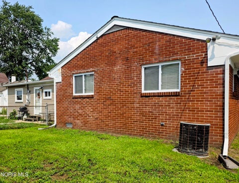 Tiny photo for 1534 Oakmont Street, Toledo, OH 43605 (MLS # 10011021)