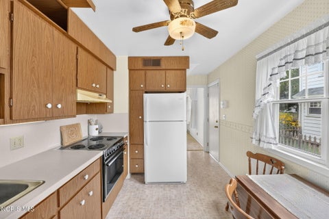 Tiny photo for 586 Sylvandale Avenue, Oregon, OH 43616 (MLS # 10011826)