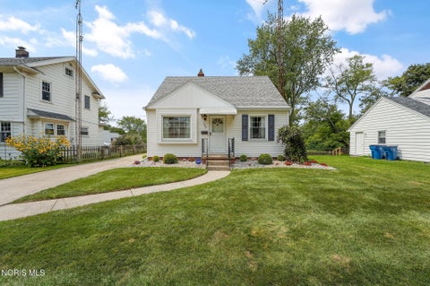 Photo of 586 Sylvandale Avenue, Oregon, OH 43616 (MLS # 10011826)