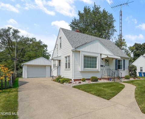 Tiny photo for 586 Sylvandale Avenue, Oregon, OH 43616 (MLS # 10011826)