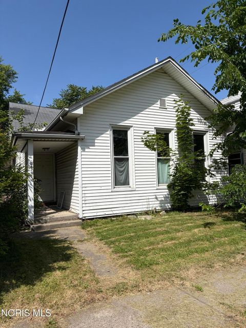 Photo of 1715 Walnut Street, Toledo, OH 43608 (MLS # 10010181)