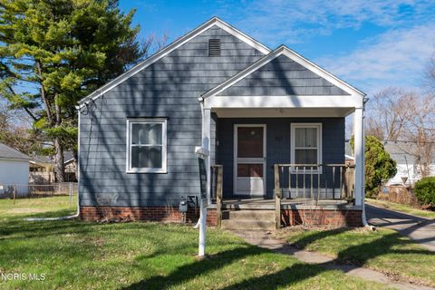 Photo of 923 Mackow Drive, Toledo, OH 43607 (MLS # 10004790)