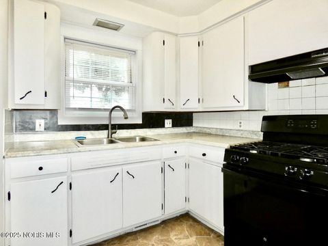 Tiny photo for 577 Dover Place, Toledo, OH 43605 (MLS # 10002507)