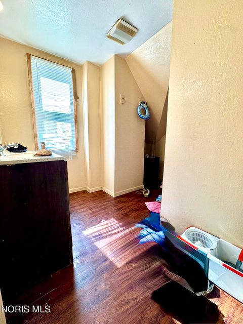 Tiny photo for 842 Nesslewood Avenue, Toledo, OH 43610 (MLS # 10007830)