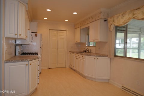 Tiny photo for 732 S Harefoote Street, Holland, OH 43528 (MLS # 10011362)
