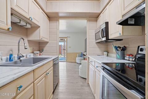 Tiny photo for 1724 Queenswood Drive #9, Findlay, OH 45840 (MLS # 10007621)