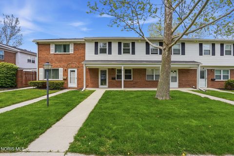 Photo of 1724 Queenswood Drive #9, Findlay, OH 45840 (MLS # 10007621)