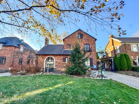 Photo of 2235 Meadowwood Drive, Toledo, OH 43606 (MLS # 10001172)