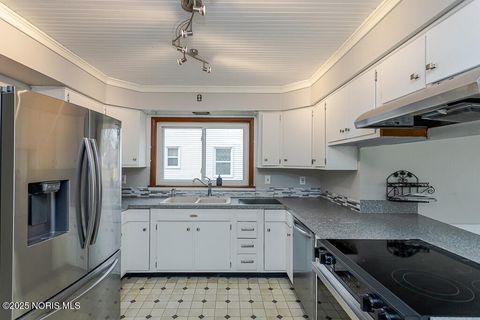 Tiny photo for 2310 Tremainsville Road, Toledo, OH 43613 (MLS # 10001209)