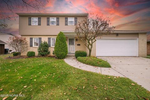 Photo of 1304 Sierra Drive, Oregon, OH 43616 (MLS # 10001357)