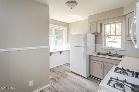 Tiny photo for 516 Lodge Avenue, Toledo, OH 43609 (MLS # 10008837)