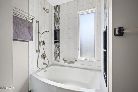 Tiny photo for 1 Abbey Road, Perrysburg, OH 43551 (MLS # 10005142)