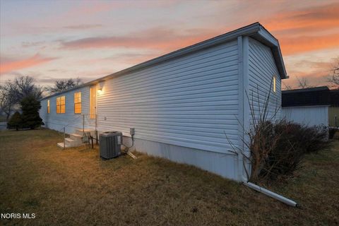 Photo of 315 Parkview Drive #3, Bowling Green, OH 43402 (MLS # 10003863)