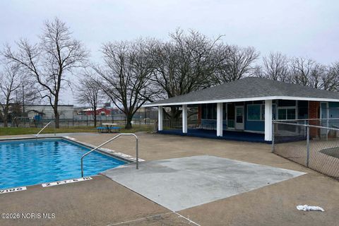 Tiny photo for 1828 Queenswood Drive, Findlay, OH 45840 (MLS # 10002941)