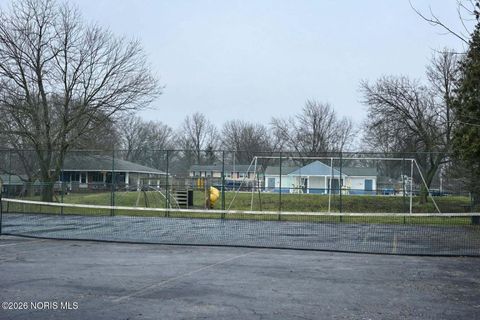 Tiny photo for 1828 Queenswood Drive, Findlay, OH 45840 (MLS # 10002941)