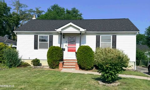 Photo of 941 N Summit Street, Bowling Green, OH 43402 (MLS # 10010090)