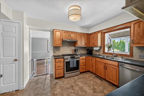 Tiny photo for 937 Bexley Drive, Perrysburg, OH 43551 (MLS # 10010021)