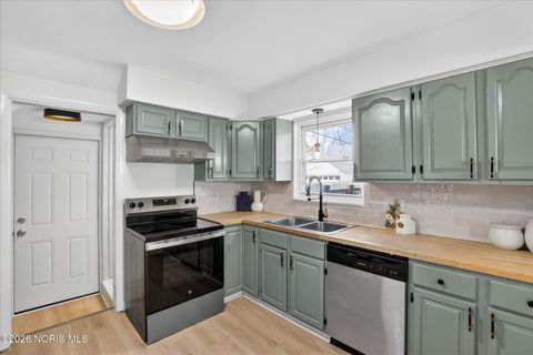 Tiny photo for 2550 Secor Road, Toledo, OH 43606 (MLS # 10003082)