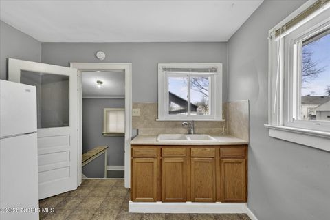 Tiny photo for 1019 E Manhattan Boulevard, Toledo, OH 43608 (MLS # 10003603)