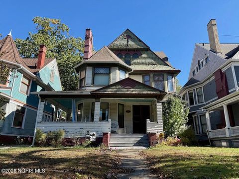 Tiny photo for 2036 Robinwood Avenue, Toledo, OH 43620 (MLS # 10000387)