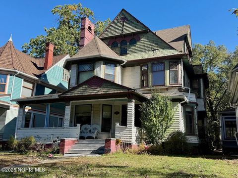 Tiny photo for 2036 Robinwood Avenue, Toledo, OH 43620 (MLS # 10000387)
