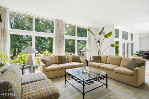 Tiny photo for 4560 Forestview Drive, Ottawa Hills, OH 43615 (MLS # 10012794)