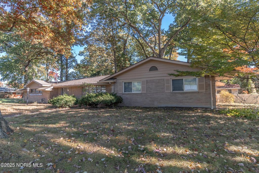 Photo for 2526 Valley Brook Drive, Toledo, OH 43615 (MLS # 10000559)