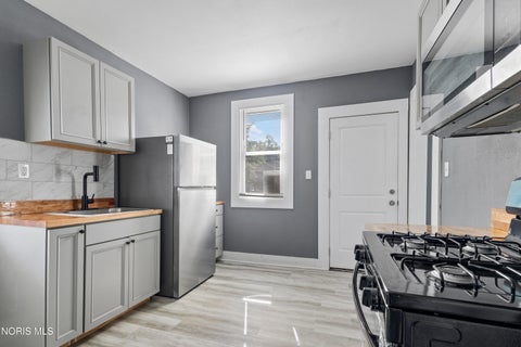 Tiny photo for 3244 Glenwood Avenue, Toledo, OH 43610 (MLS # 10012924)